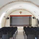 Attraversandola ci ritroviamo nell�attuale teatro della scuola, un locale dalle grosse arcate in pietra che rappresentava un tempo la vecchia panetteria dell�Alberotanza